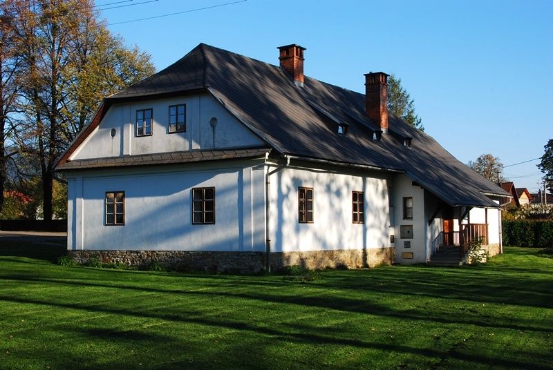 Emaus, Návsí